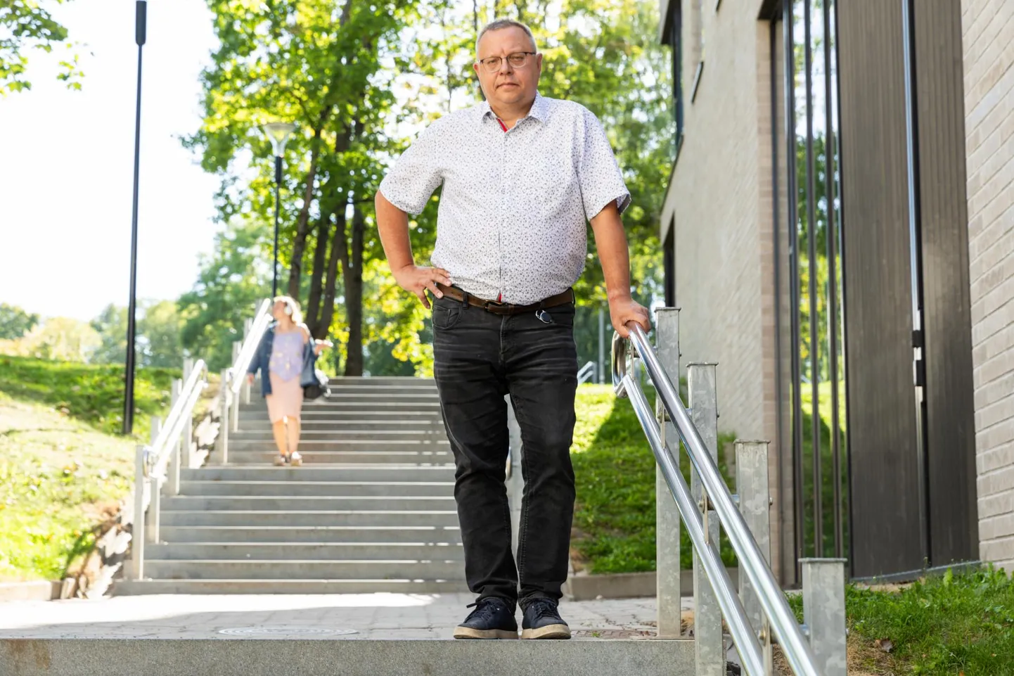 Raul Eamets astub täna, neljapäeval Tartu Ülikooli sotsiaalvaldkonna nõukogu ette, kes otsustab salajasel hääletusel, kas avaldada talle umbusaldust. Umbusaldamiseks peab selle poolt olema valdkonna nõukogu 25 liikmest kaks kolmandikku.