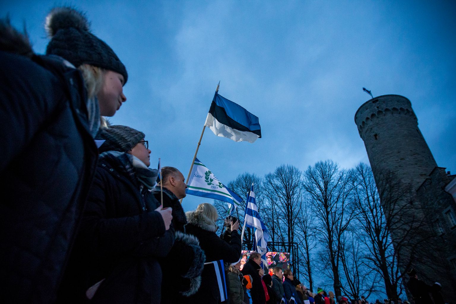 Поднятие флага Эстонии на Тоомпеа.