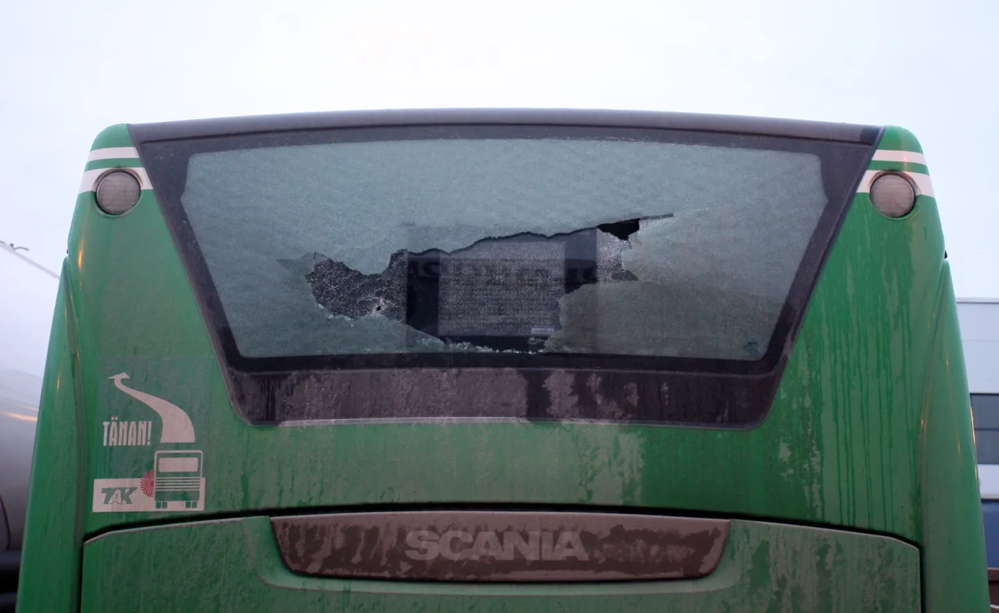 Lõhutud bussiaken. Foto on illustratiivne.