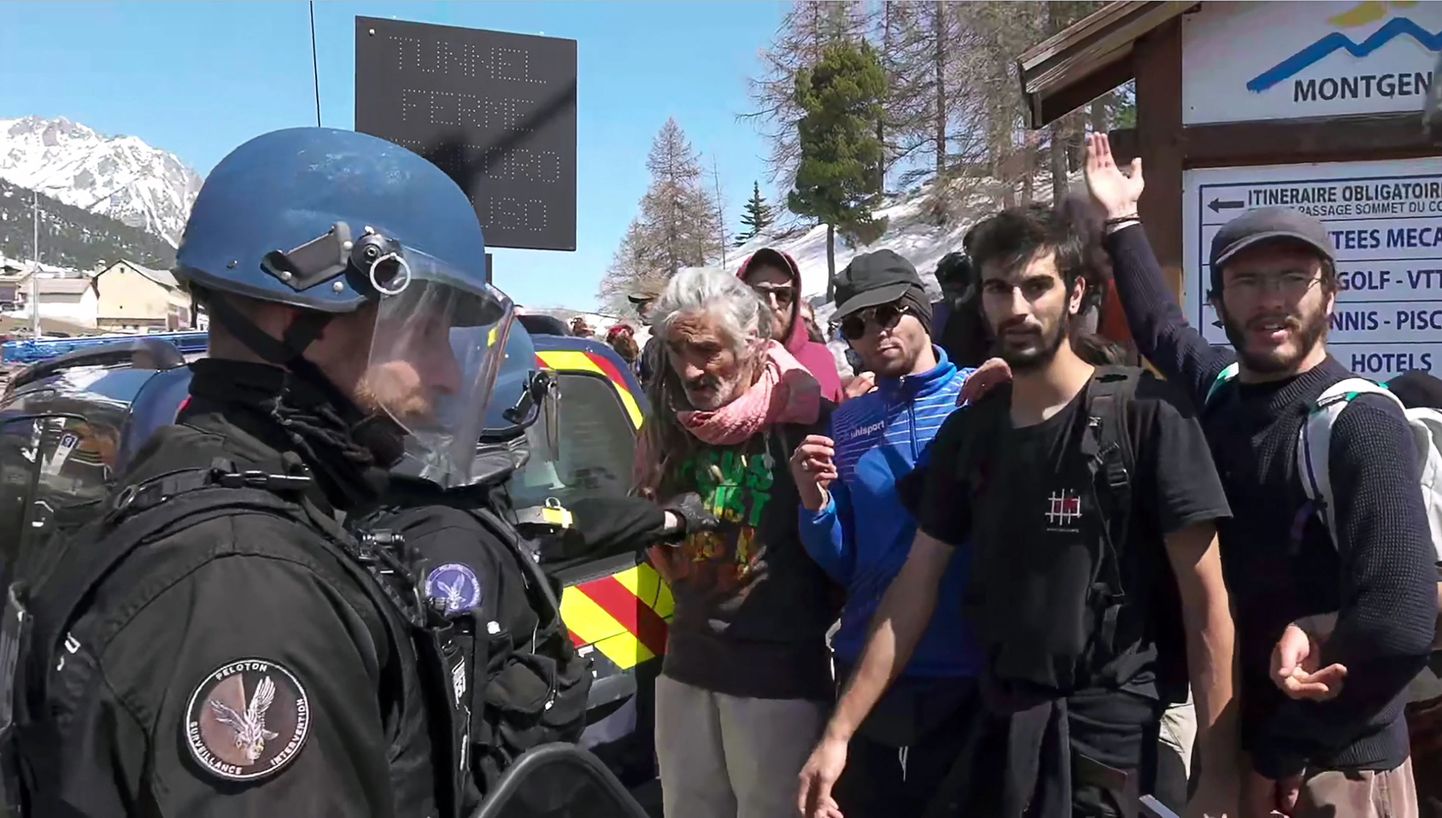 Prantsuse sandarmid ja uue immigratsioonieelnõu vastu protesteerijad Italia piiri äärsetes Alpides.