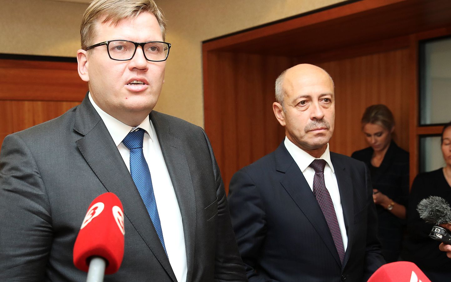 Vides aizsardzības un reģionālās attīstības ministrs Juris Pūce (no kreisās) un Rīgas domes priekšsēdētājs Oļegs Burovs