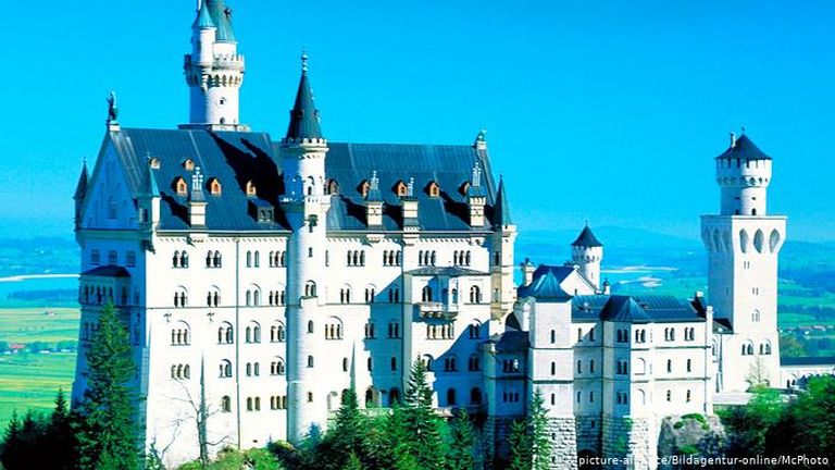 Замок Нойшванштайн в Баварии - магнит для туристов
