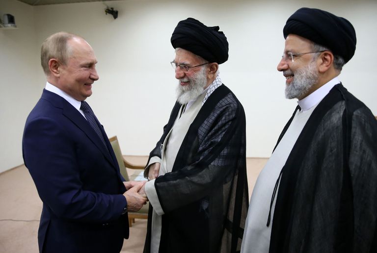 Путина приветствует верховный лидер Ирана аятолла Али Хаменеи и президент Ирана Эбрагим Раиси, Тегеран, 19 июля 2022 года.