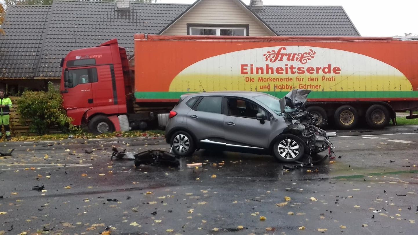 Выигранный автомобиль нашел свой конец в Йыгева, когда пьяный водитель протаранил на нем внедорожник, а затем грузовик, перевозивший дрова.