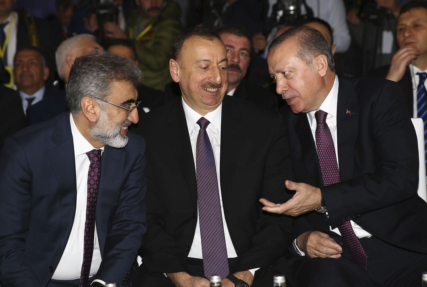 Türgi president Recep Tayyip Erdoğan(paremal), energiaminister Taner Yildiz (vasakul) ja Aserbaidžaani president Ilham Alijev eile uue torujuhtme ehitamise tähistamisel.