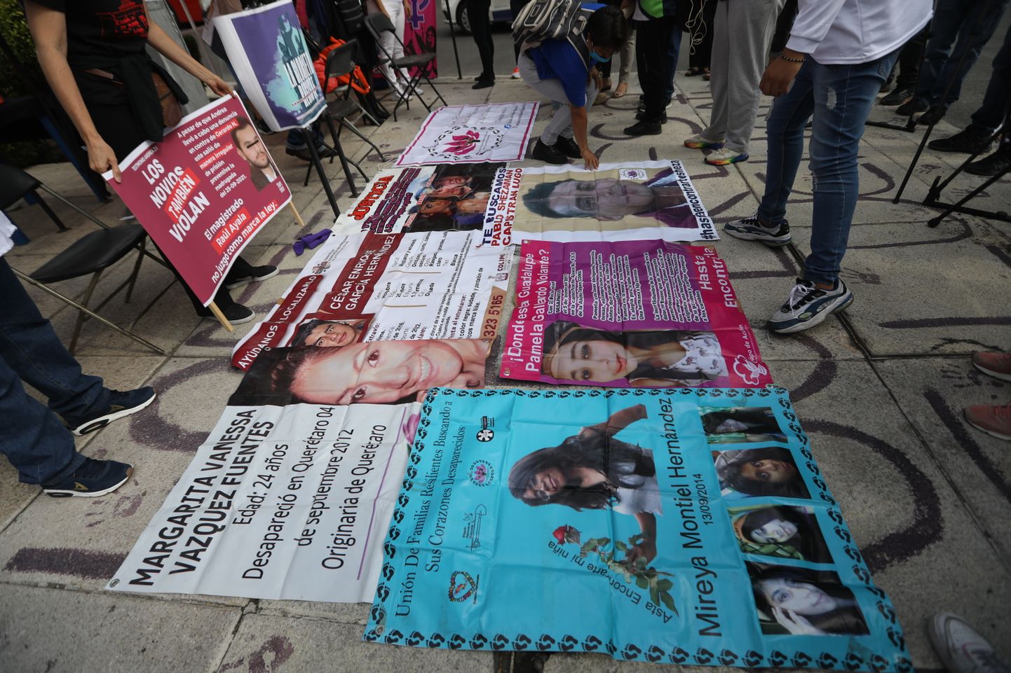Kadunud isikute ja naiste mõrvade ohvrite sugulased plakatitega Mehhiko tänavatel.