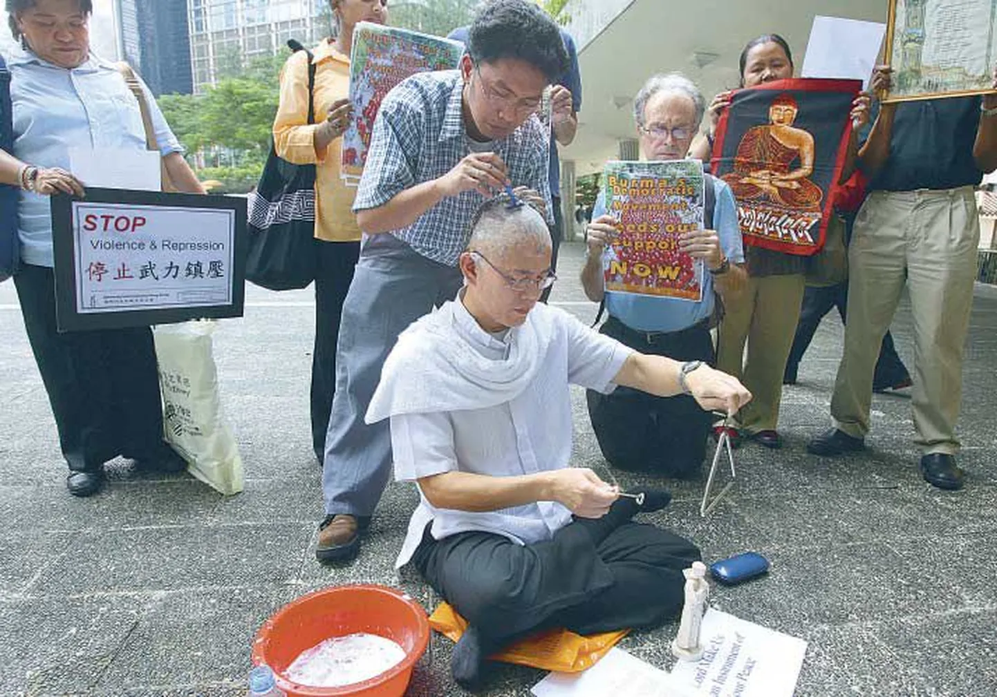 Hongkongis elav katoliku preester isa Robert Reyes laseb maha ajada oma juuksed, et väljendada solidaarsust vangistatud buda munkadega Birmas. Protestivad mungad on toetust ja kaastunnet kogunud üle maailma.