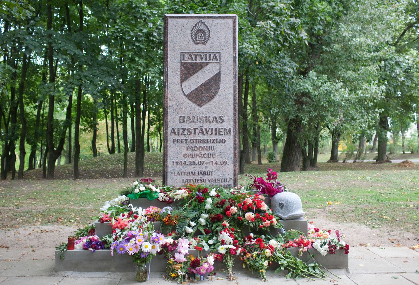 Lilled Bauska vabadusvõitlejate monumendi juures Lätis.