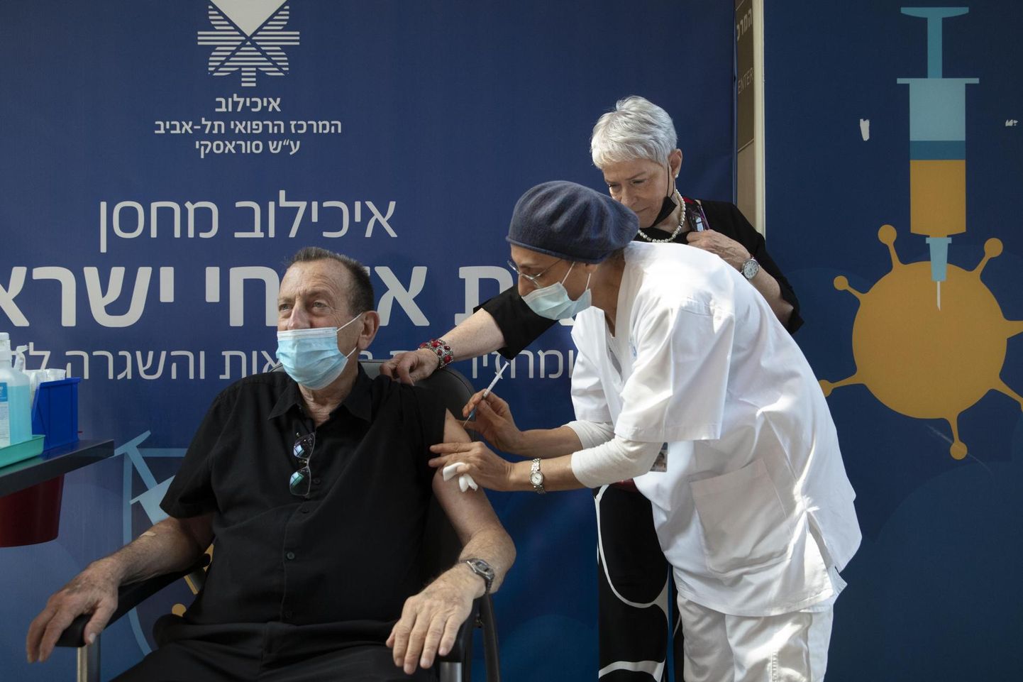 Tel Avivi linnapea Ron Huldaid revaktsineeritakse Pfizeri mRNA-vaktsiiniga. Iisraelis alustati sellega juba 1. augustil ning seda soovitatakse üle 60 aasta vanustele inimestele. 