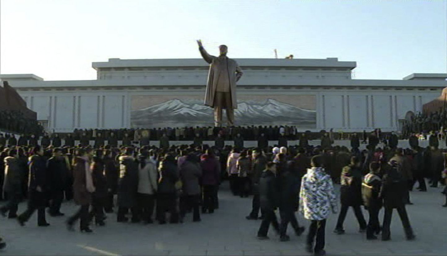 Pyongyangis Kim Il Sungi auks püstitatud kuju.
