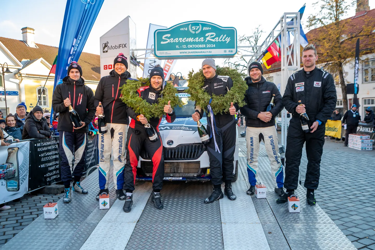 RALLI on Saaremaal jätkuvalt populaarne ja neid, kes soovivad end autoroolis proovile panna, jagub. Pjedestaalil olid oktoobris Ken Torn, Kauri Pannas, Patrick Enok ja Silver Simm ning Egon Kaur ja Allan Birjukov.