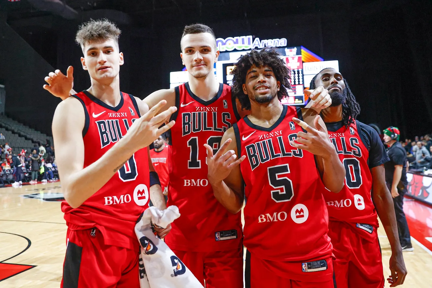 Henri Drell (vasakul) ja teised Windy City Bullsi mängijad pärast veerandfinaali võitu.