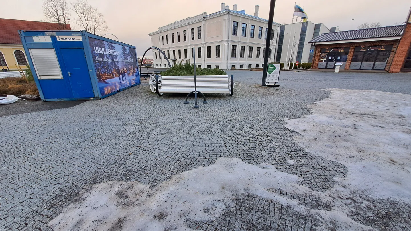 Võru keskväljakul on uisulaenutus valmis, kuid jääd veel pole.