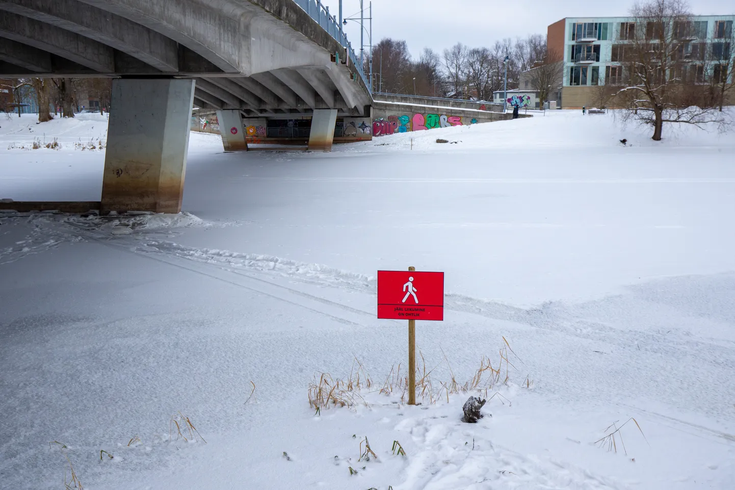 Kroonuaia silla juures seisab silt «Jääl liikumine on ohtlik».