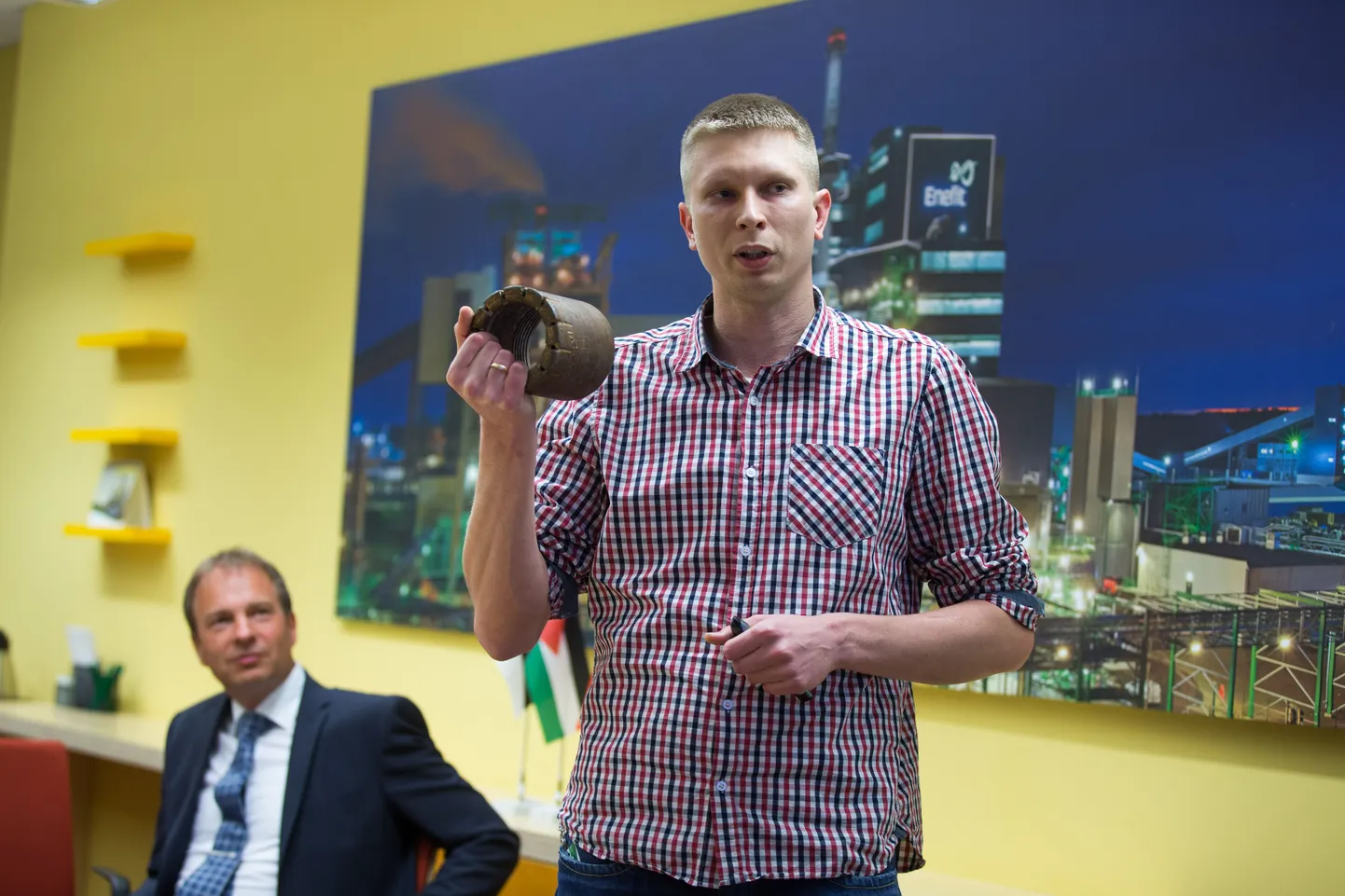 Eesti Energia Jordaania projekti uuringugeoloog Hardi Aosaaar tõi pressikonverentsile kaasa teemantpeaga puurpea, mis oli Jordaanias uuringuid tehes puurmasina olulisim osa.