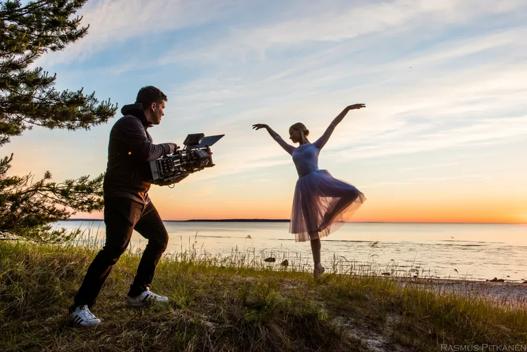 «Me lihtsalt käisime Eesti ilusamates paikades ning filmisime mingi asja jaoks. See, et sellest sündis nii suur asi, oli mulle endale ning ka filmigrupile suur üllatus.»