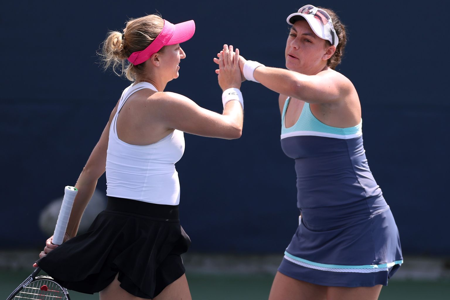 Ingrid Neel paremal, foto mulluselt US Openist