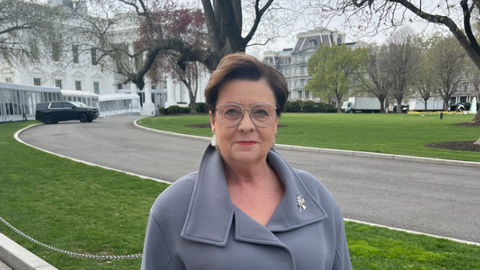 FOTOD ⟩ Sirje Karis kandis Valges Majas Melania Trumpiga kohtudes Eesti moelooja loomingut