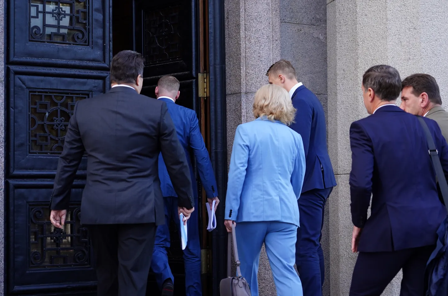 Partiju "Apvienotais saraksts" un Nacionālā apvienība “Visu Latvijai!” – “Tēvzemei un Brīvībai/LNNK” pārstāvji pirms tikšanās ar Ministru prezidentu, kurā pārrunās koalīcijas veidošanas gaitu.