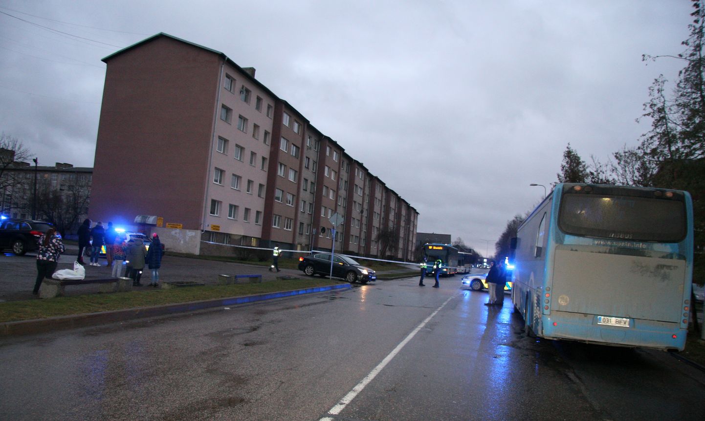 Selle Kohtla-Järve Kalevi tänava maja aknast lasti busside pihta.