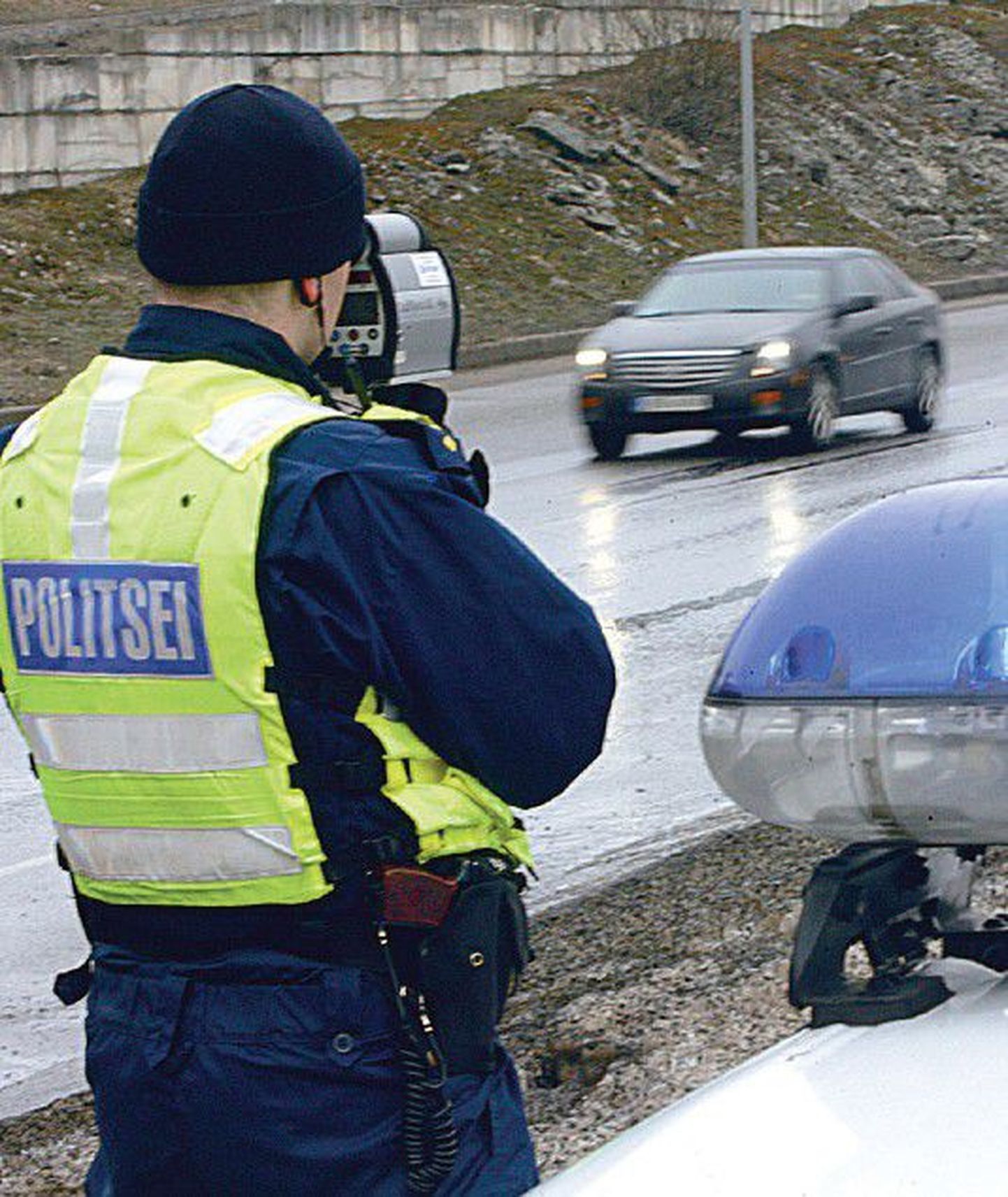 Полицейский замеряет скорость движения на Лаагна теэ в Таллинне. После вступления в силу нового Закона о дорожном движении заниматься там этим стало бессмысленно.