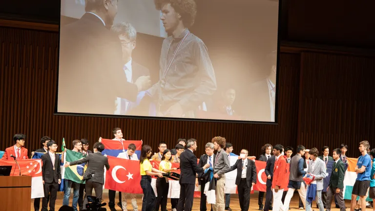 Kristjan-Erik Kahule riputab hõbemedali kaela 2015. aasta Nobeli auhinna laureaat Takaaki.