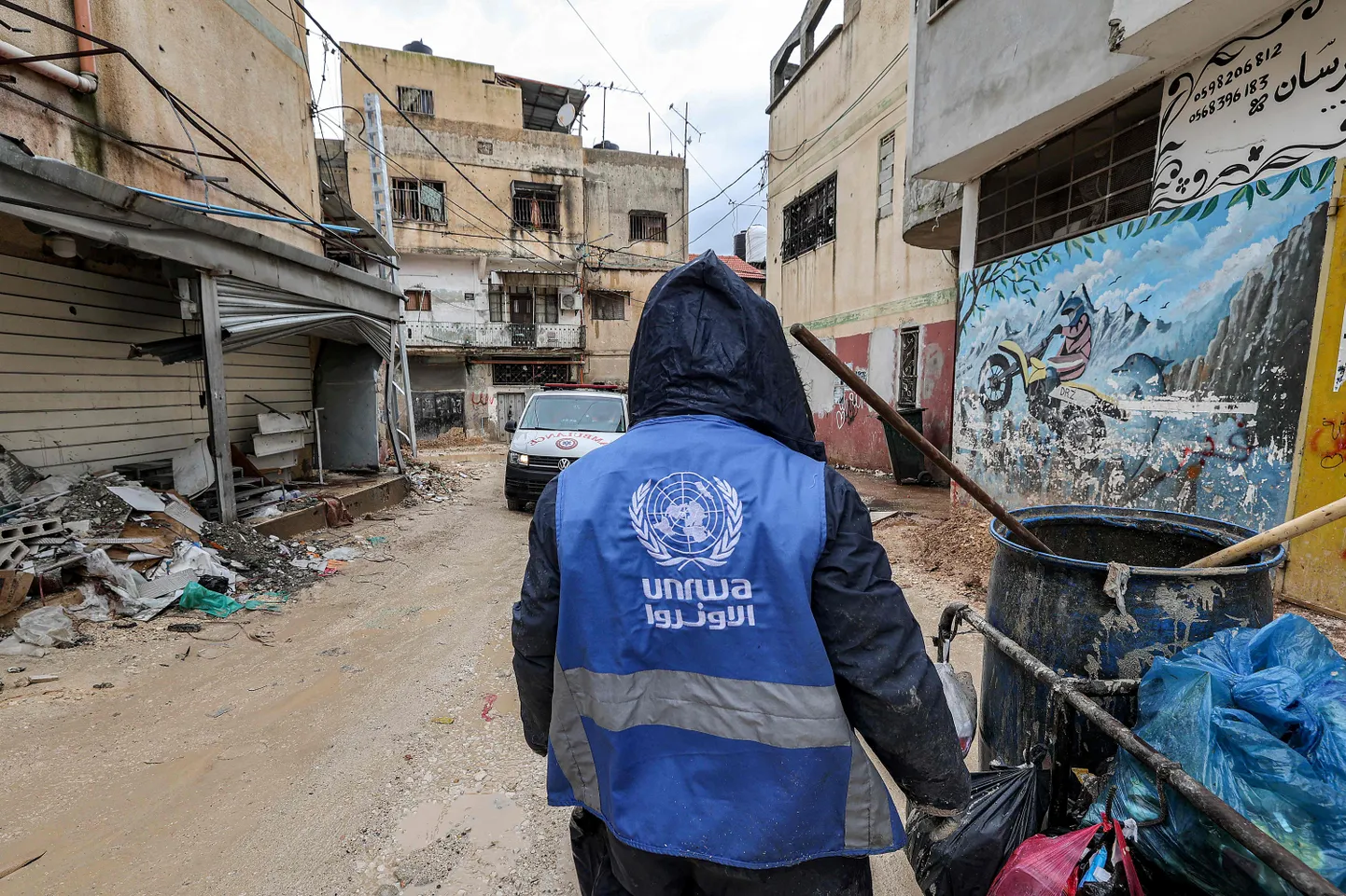 UNRWA jakiga mees. Pilt on illustreeriv.