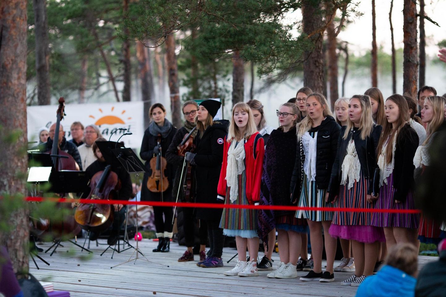 Hüpassaare raba päikesetõusukontsert on osa Suure-Jaani muusikafestivalist. Pildil on ETV tütarlastekoor.
