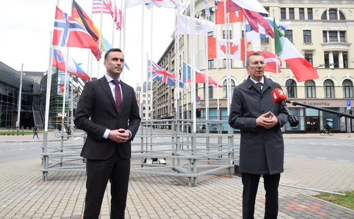 Rīgas domes priekšsēdētājs Mārtiņš Staķis (no kreisās) un ārlietu ministrs Edgars Rinkēvičs atbild uz žurnālistu jautājumiem pēc Baltkrievijas oficiālā karoga nomainīšanas uz Baltkrievijas vēsturisko sarkanbalto karogu Brīvības bulvāra un Elizabetes ielas krustojumā Pasaules čempionāta hokejā laikā, tādējādi paužot atbalstu Lukašenko režīma opozicionāriem un represētajiem.