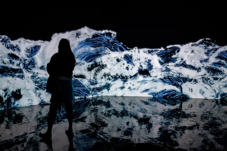 Amos Rexi ühe avanäituse «Massless» lõi jaapani kunstiline kollektiiv teamLab, millesse kuulub üle 500 inimese. Töö «Mustad lained» mõjub kui küberlooduslik meditatsioon.