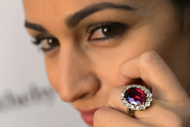 Kuninganna Maria-Jose rubiinsõrmus, mis pandi novembris Sotheby oksjonimajas müügile. Sõrmuse hinnaks arvati olevat mitu miljonit USA dollarit (foto: AFP)