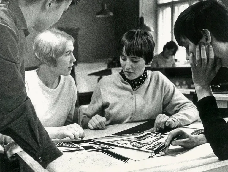 Maile Tauts (Grünberg) 1967. aastal diplomitööd tegemas.
