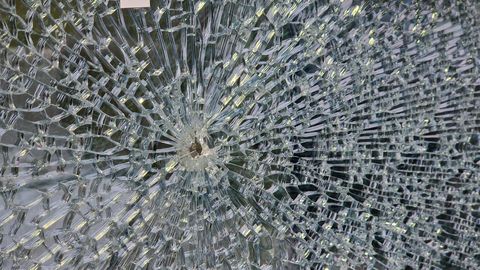 Tartus klaase rünnanud mees määrati kaheks kuuks vahistatavaks