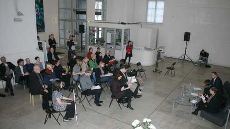 Latvijas Nacionālā mākslas muzeja izstāžu zālē "Arsenāls" notiek preses konference, kurā klātesošie tiek informēti par to, kuri astoņi mākslinieki izvirzīti otrajai Purvīša balvai un kuru darbi tiek eksponēti ''Purvīša balvas 2011'' kandidātu izstādē 