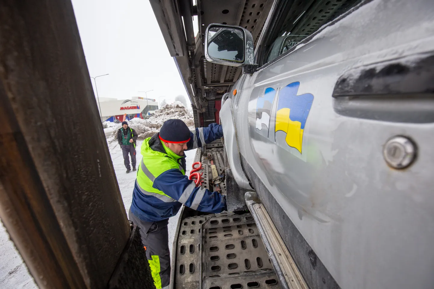 Rael Autokeskuse hoovilt startis Ukraina poole kuuest masinast koosnev abisaadetis. Foto loo juures illustreeriv