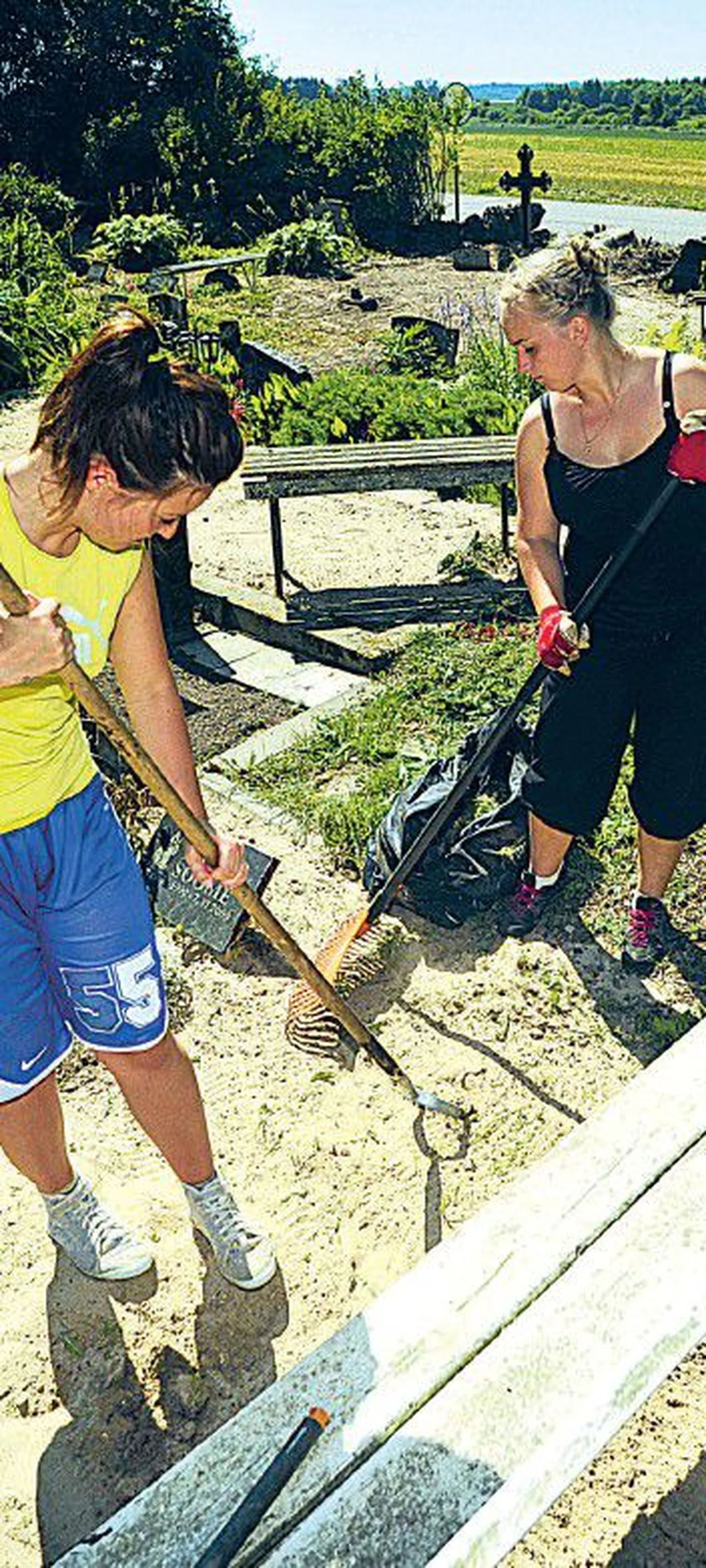 Kõrveküla malevarühma noorteliidri Triinu Egliti (paremal) ja malevlase Elo Lättemäe reha ja kõblas ei jätnud Äksi kalmistul hooldamata hauaplatsidele ühtegi rohuliblet alles.