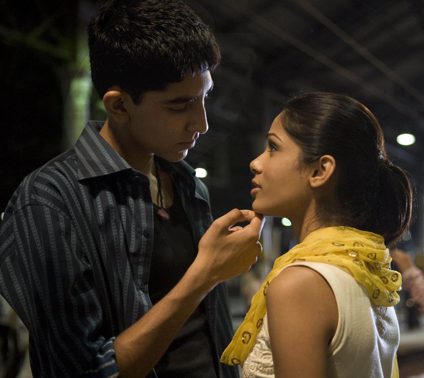Dev Patel ja Freida Pinto filmis «Slumdog Millionaire»