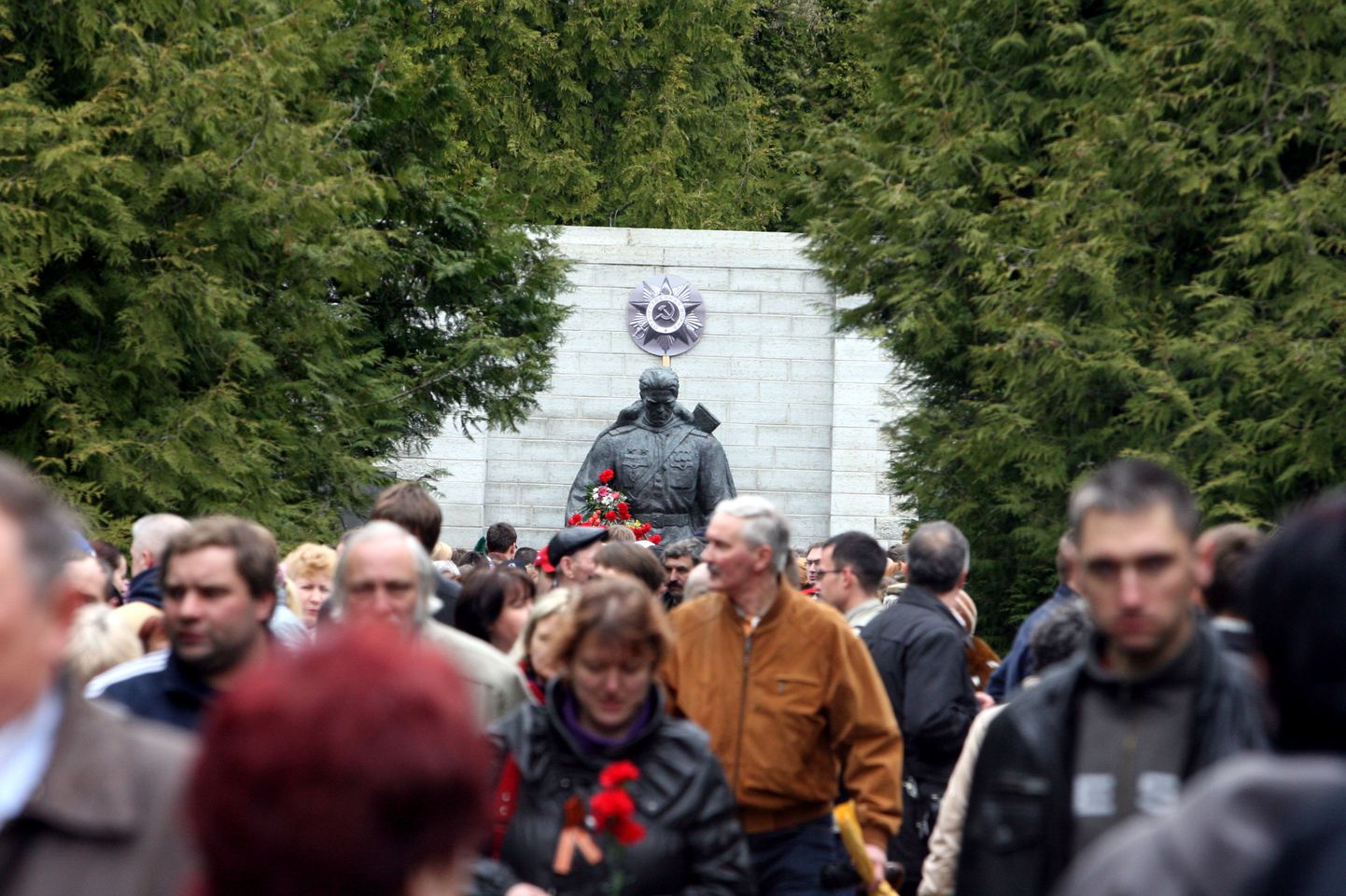 Sõjaväekalmistule Tallinnas kogunes  eile nii palju inimesi, et ajuti oli seal lausa raske liikuda.