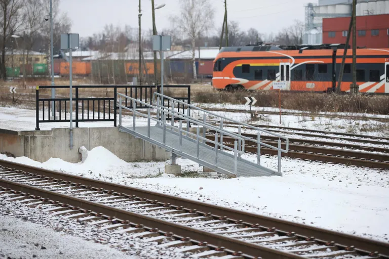 TRT03: KALDTEE: TARTU, EESTI, 14DEC18 - Pildil tartu raudtejaama 2. ja 3. tee perroonilt alla viiv kaldtee. ma/Foto MARGUS ANSU EESTI MEEDIA