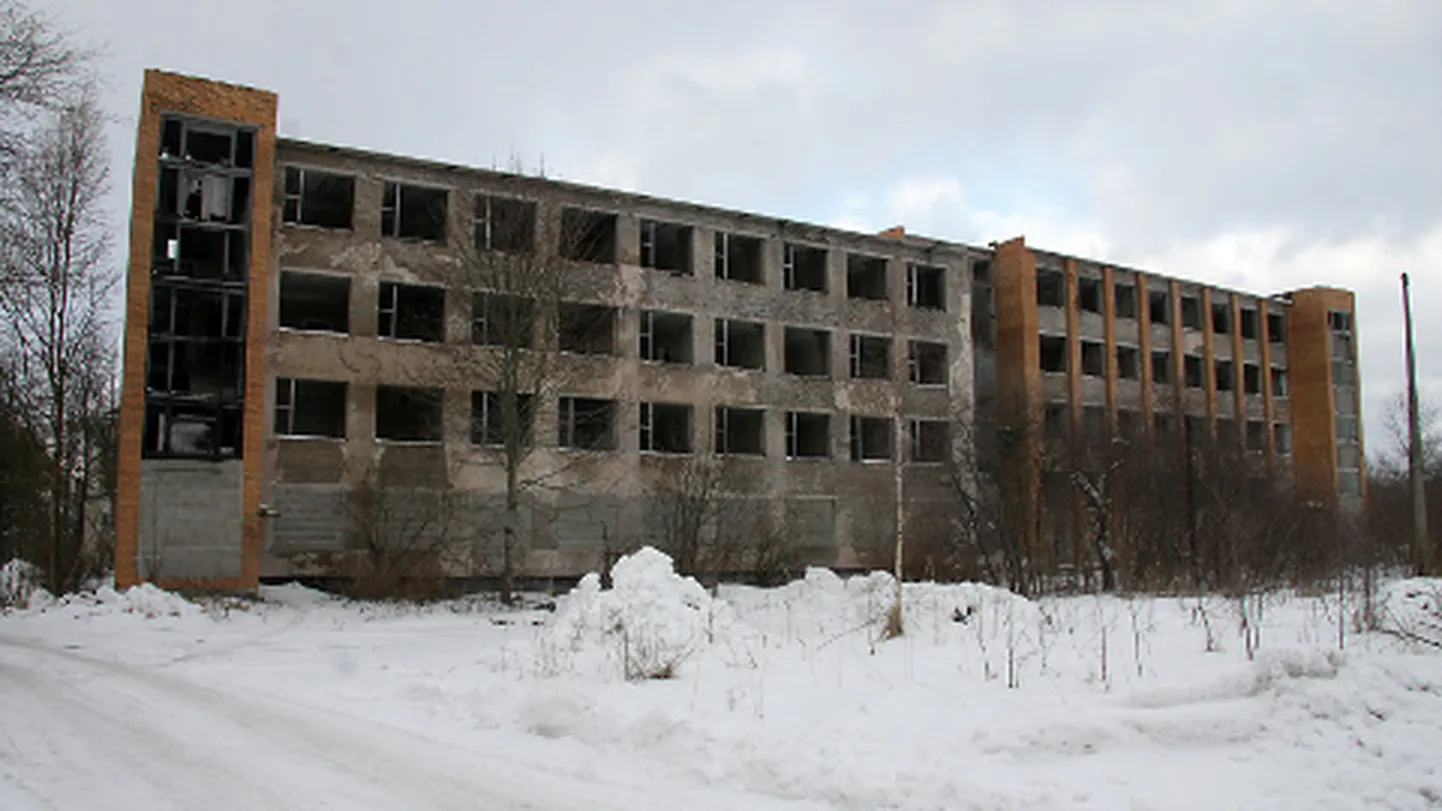 Aastal 2007 kavatses Kohtla-Järvel Järveküla teel asuva endise ehitustrusti kontori ostnud firma selle hotelliks ja büroohooneks ehitada; tegelikkuses laguneb hoone aasta-aastalt üha õnnetumaks.