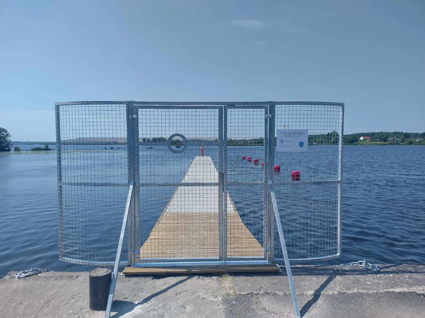 В порту Кулгу на берегу Нарвского водохранилища установлен новый понтон.