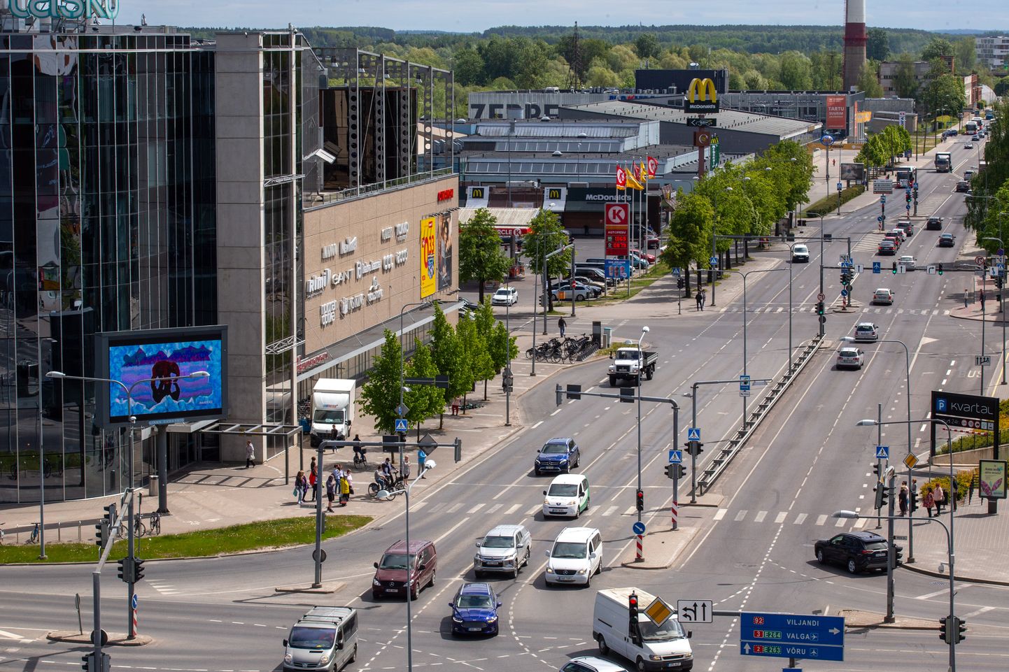 Tartu linnavalitsuse majandusaasta aruandest selgus, et möödunud aasta oli Tartu linnale edukas mitmel rindel. Pildil vaade Tartu Kaubamaja katuselt.