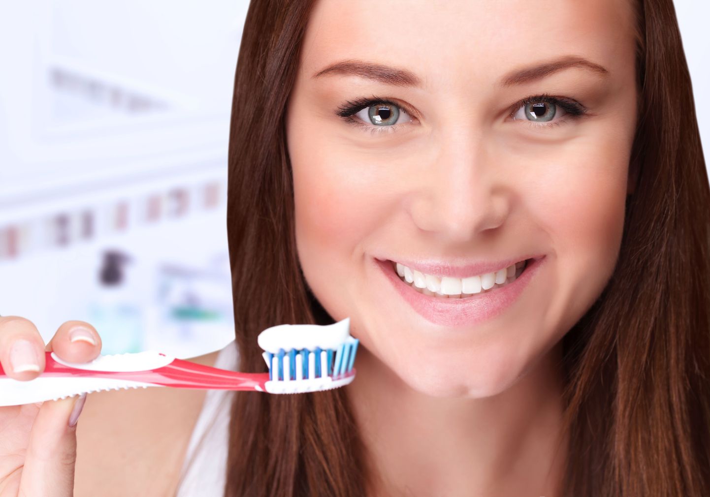 Valgendavad hambapastad võivad pikaaegsel kasutamisel hambaemaili lõhkuda.