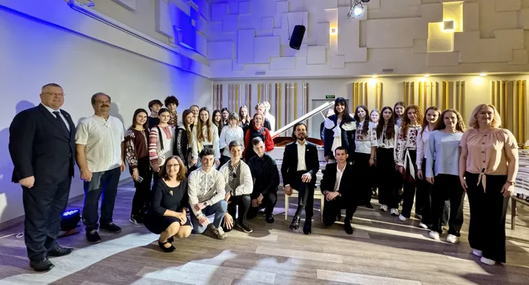 Andrejs Osokins un Daiga Bināne ar Latvijas vēstnieku Ukrainā Ilgvaru Kļavu, "Ukrainian Global School" dibinātāju, Latvijas goda konsuli Čerņihivas apgabalā Olenu Višņakovu un Čerņihivas apgabala pārstāvjiem.