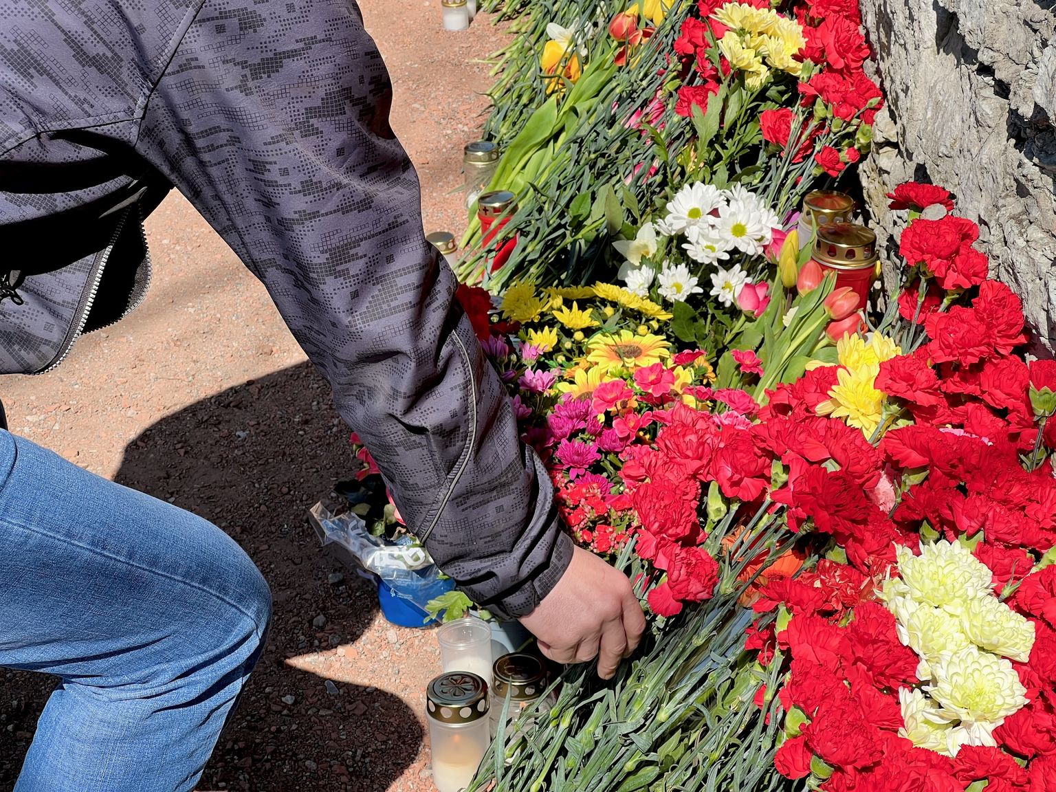 Мэр Нарвы Катри Райк сказала, что для нее допустимо тихо возложить цветы и почтить память близких.
