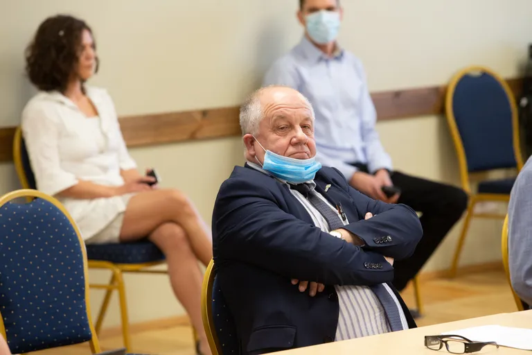 Jõhvi hooldekeskuse juhataja Arthur Seppern kahtleb koroonatestide usaldusväärsuses, kuna suuremal osalal nende maja inimestel,, kelle proov oli positiivne, puuduvad haigustunnused.
