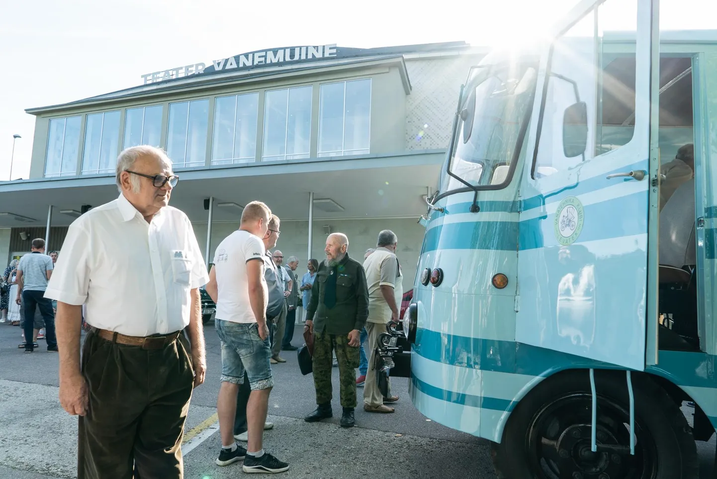 Omal ajal katsetehases TA-6 bussidele lõppviimistlust andnud Ants Laugamets kiitis Levateki meeste tööd. «Viisakam kui tehases,» tunnustas ta.
