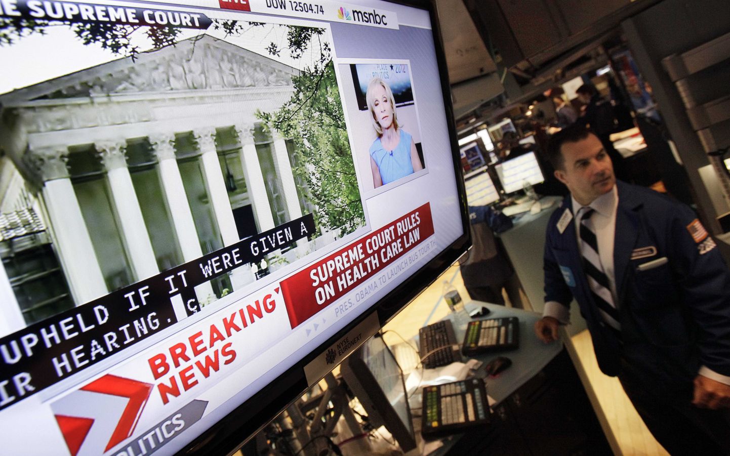 Televiisor New Yorgi börsil edastab uudist Ülemkohtu otsusest, millega Obama tervishoiureform jõusse jääb.