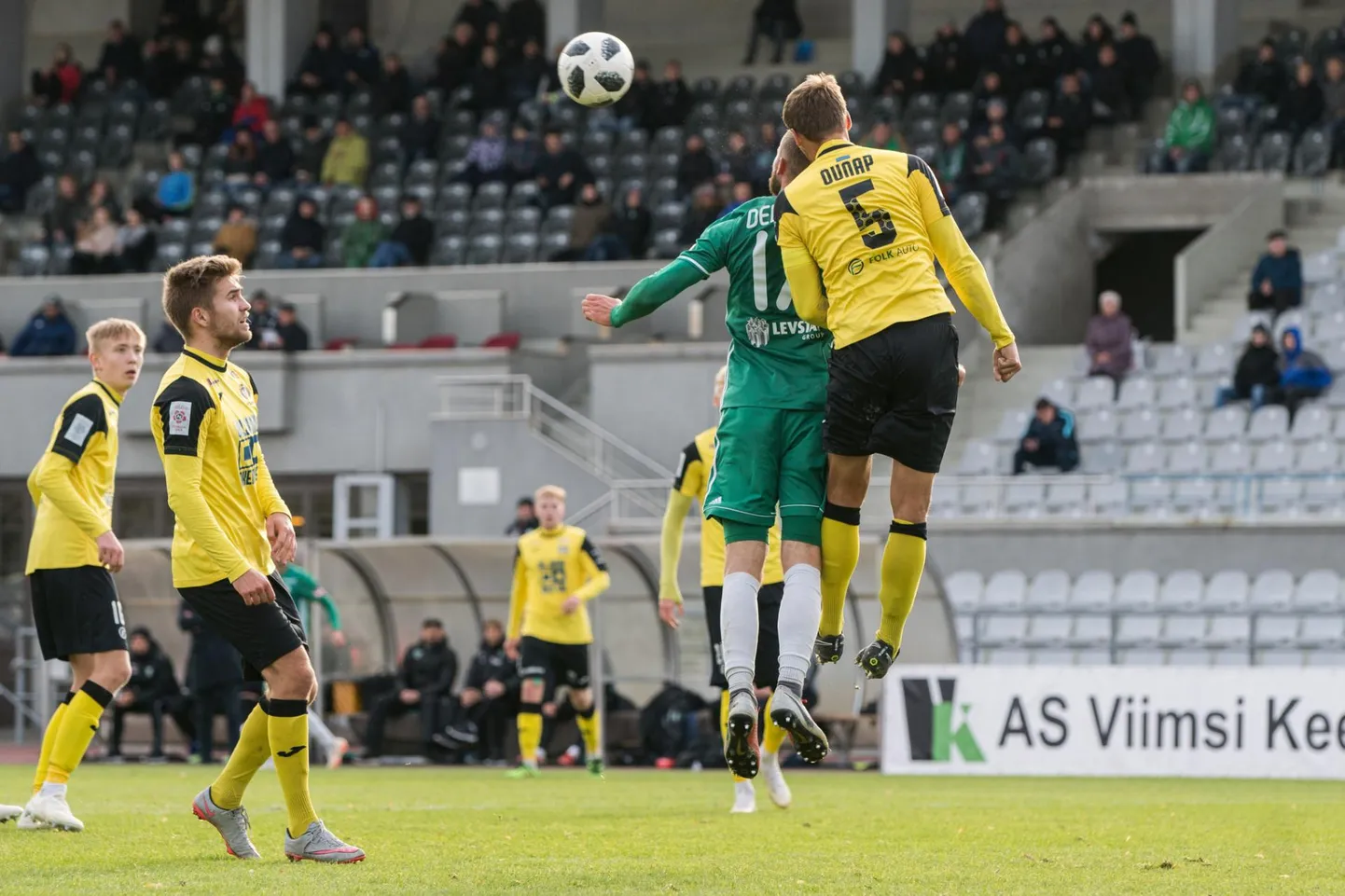 Olgugi et võõrsil mänginud Tulevik andis Levadiale korraliku lahingu, pidi ta tunnistama tolle 2:1 paremust. Fotol on Janar Õunap pallivõitluses Levadia eest esimese värava löönud Roman Debelkoga.