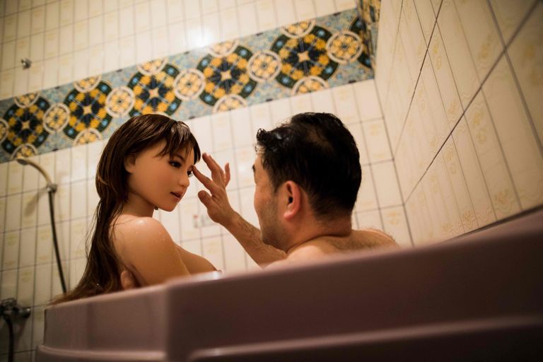 Mees koos seksinukuga vannis